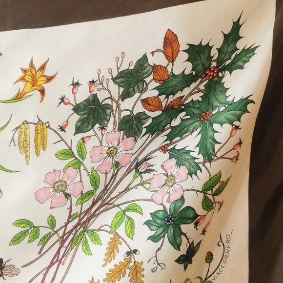 Authentic Gucci Vittorio Accornero Floral Scarf - 32" x 32" Orchid 100% Silk - Picture 8 of 15